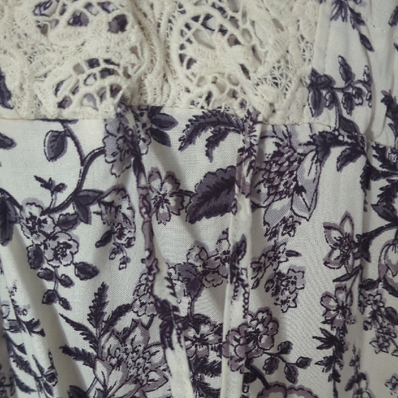 Lola Cream and Black Floral Blouse - Picture 5 of 6